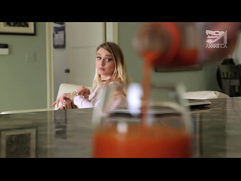 ❤️ Ngoanana ea chesang ea nang le matsoele a maholo le pussy e thata o fumana mokoko ho tloha motho ea lahlehileng, empa o thata haholo Video ea bootsoa ❌️